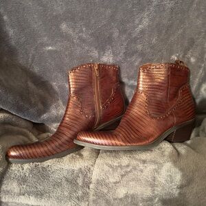 Gianni Bini deep reddish brown textured ankle booties, block heel.
